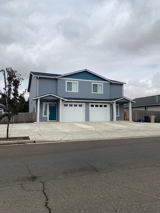 3240 S 10th St in Lebanon, OR - Foto de edificio