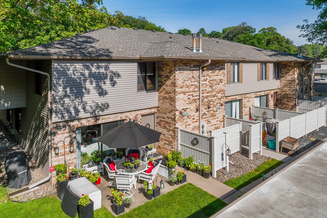 Fox Forest Townhomes in Plymouth, MN - Foto de edificio