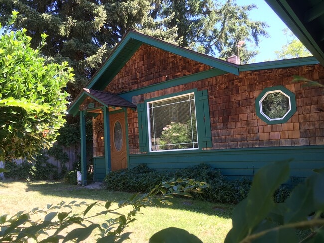 1036 6th Ave in Gold Hill, OR - Building Photo - Building Photo