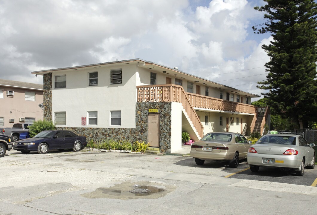 1445 W 28th St in Hialeah, FL - Building Photo