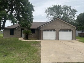 7210 Mikes St in Wallis, TX - Building Photo