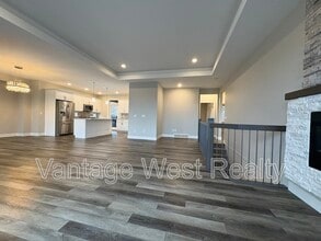 2580 Crown Crest Dr in West Kelowna, BC - Building Photo - Building Photo