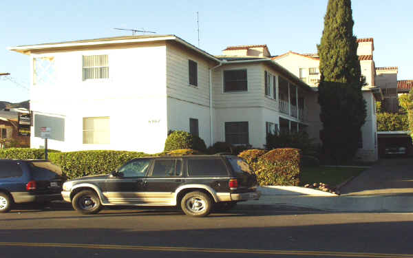 6867 Fountain Ave in Los Angeles, CA - Foto de edificio