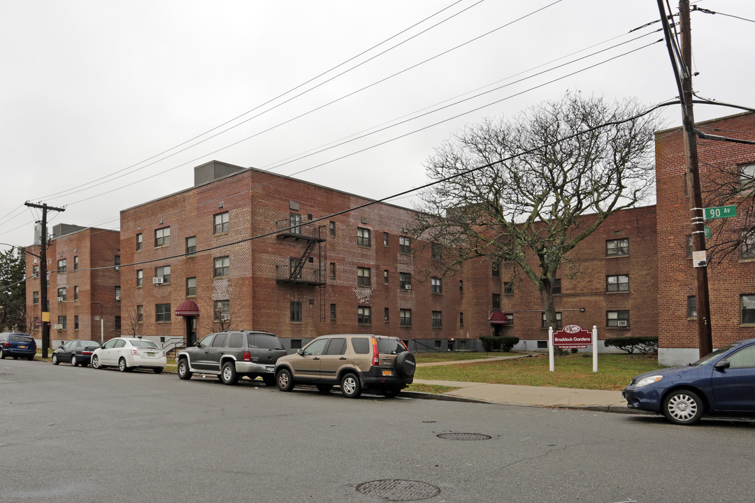 Braddock Gardens in Queens Village, NY - Foto de edificio