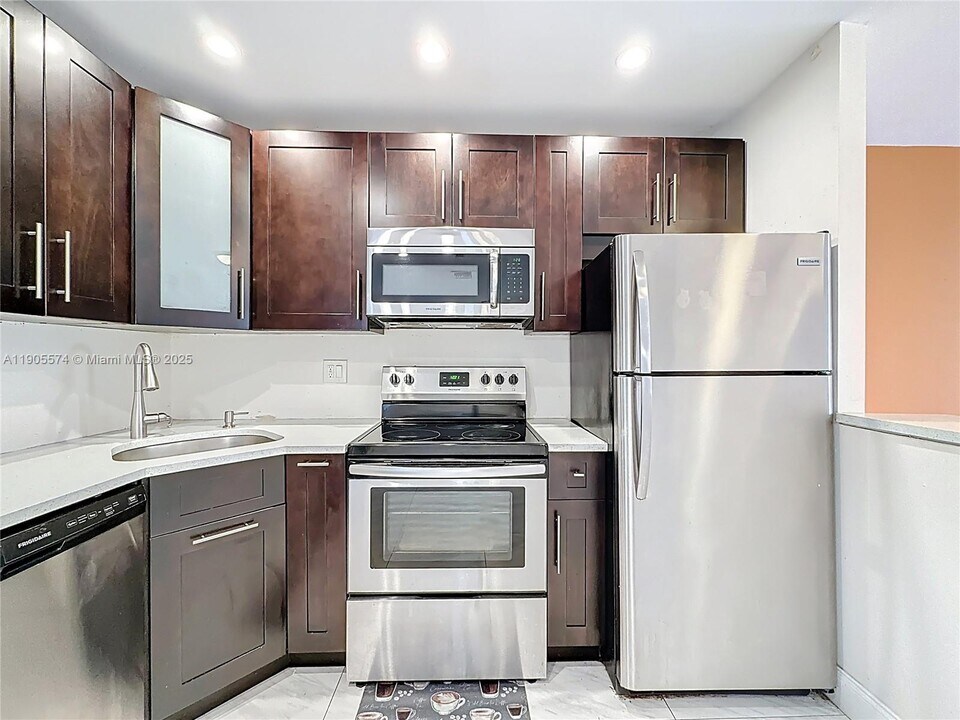 2686 NW 60th Way in Sunrise, FL - Building Photo