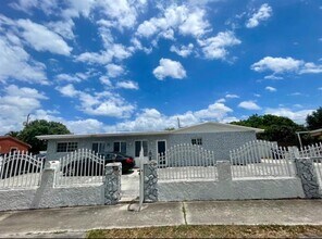 17131 NW 44th Ave in Miami Gardens, FL - Building Photo - Building Photo