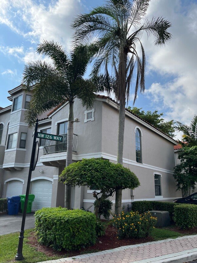 12698 NW 14th Pl in Sunrise, FL - Foto de edificio - Building Photo