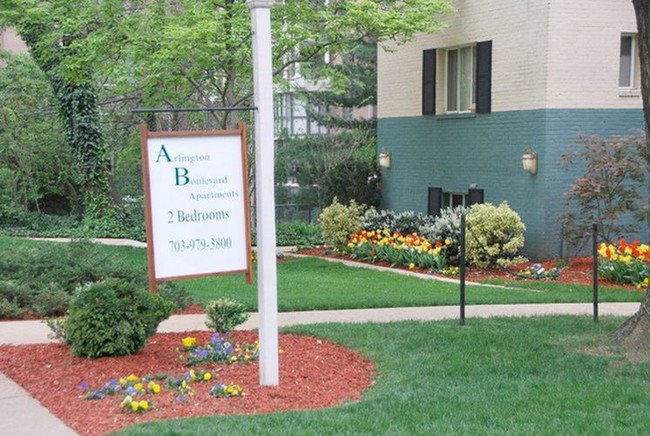 Arlington Boulevard Apartments in Arlington, VA - Building Photo - Building Photo