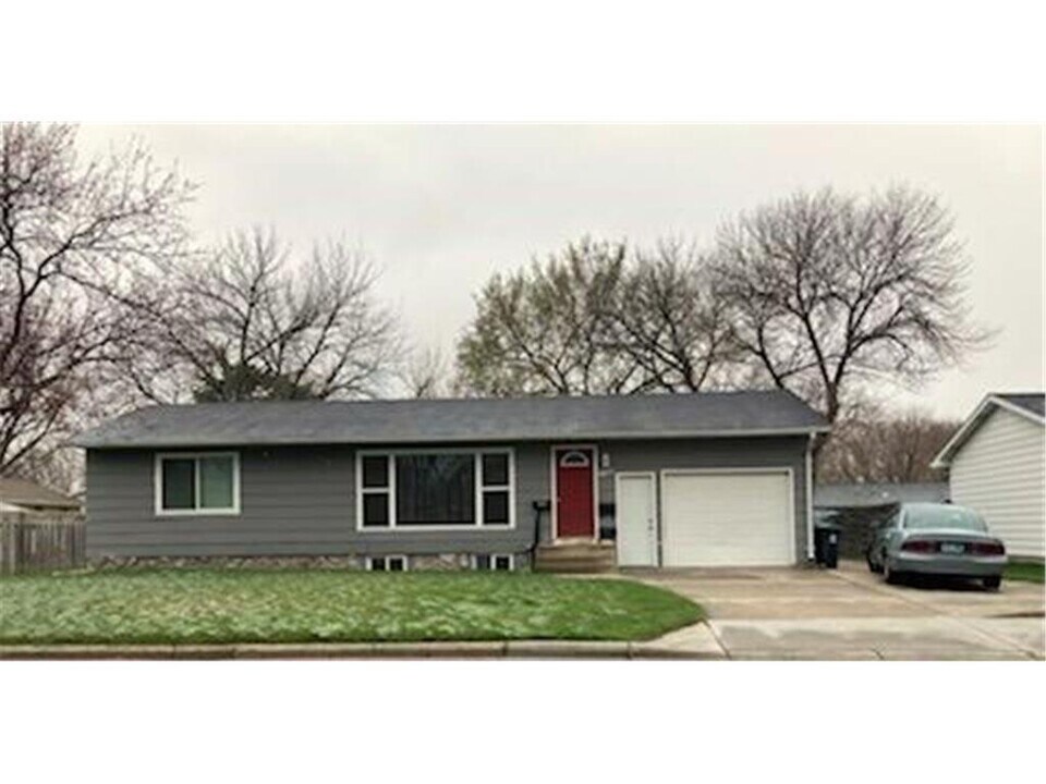 605 Pleasant Ave in Marshall, MN - Building Photo