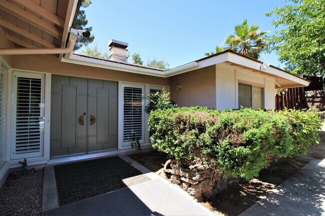 14236 Oxford Pl in Victorville, CA - Foto de edificio - Building Photo