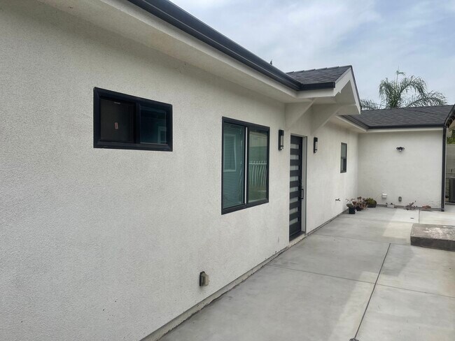 10863 Nettleton St in Los Angeles, CA - Building Photo - Building Photo