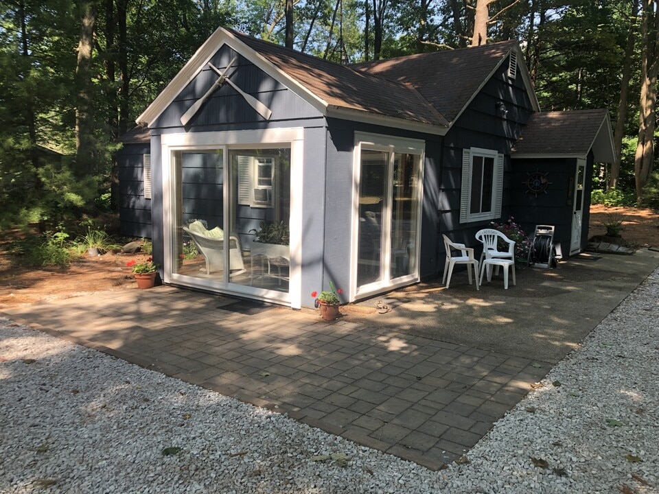 4906 Rosabelle Beach Ave in Holland, MI - Building Photo