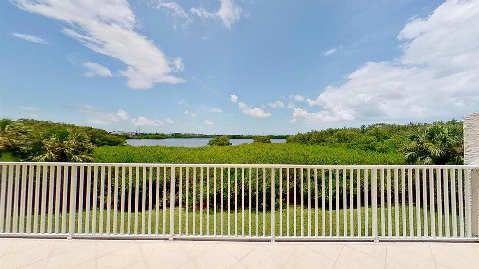 6495 Shoreline Dr, Unit 8104 in St. Petersburg, FL - Building Photo