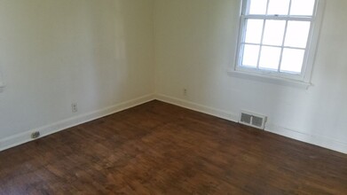 4920 N Port Washington Rd, Unit 3 in Glendale, WI - Foto de edificio - Building Photo