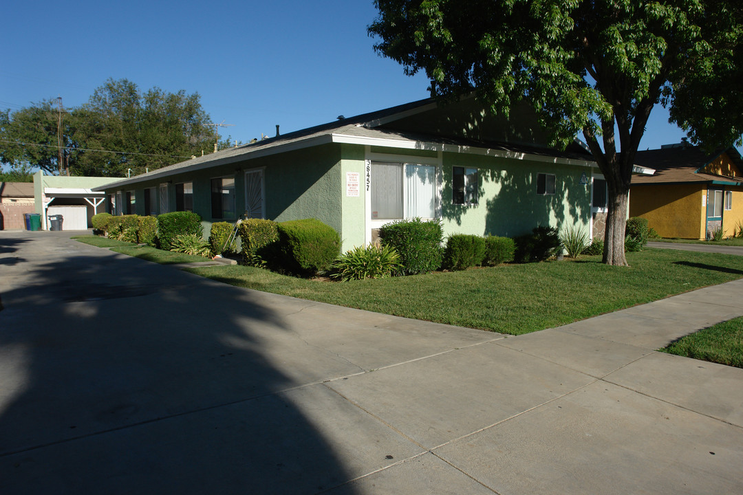 38457 Larkin Ave in Palmdale, CA - Foto de edificio