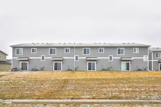 211 NW Greenway Pl in Waukee, IA - Building Photo - Building Photo