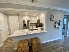 40 Westwood Dr in Westbury, NY - Building Photo - Building Photo