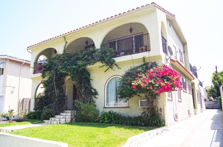 Sycamore Villas in Los Angeles, CA - Building Photo