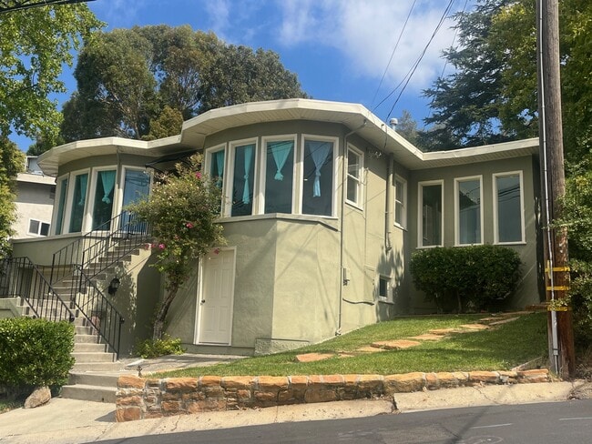 1145 Grandview Dr in Martinez, CA - Foto de edificio - Building Photo