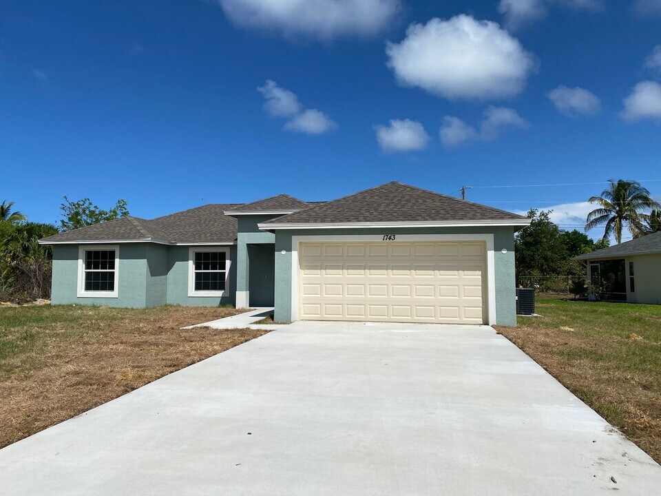1743 SE Gaskins Cir in Port St. Lucie, FL - Building Photo