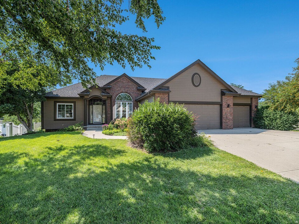 8528 S 98th Cir in La Vista, NE - Foto de edificio