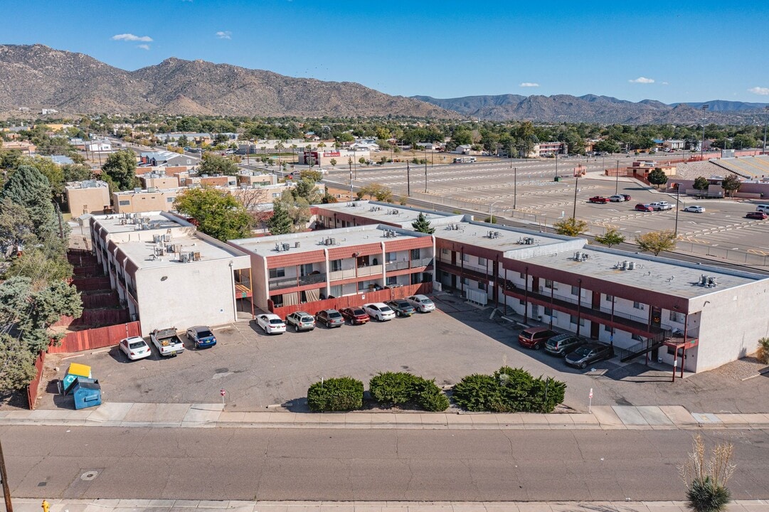Lomas Gardens in Albuquerque, NM - Building Photo