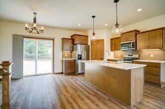 445 Odyssey Ct in Oregon, WI - Foto de edificio - Building Photo