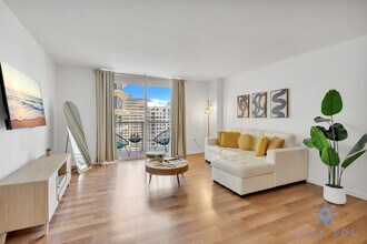 1200 Brickell Bay Dr in Miami, FL - Building Photo - Building Photo