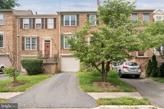 4262 Fox Lake Dr in Fairfax, VA - Foto de edificio - Building Photo