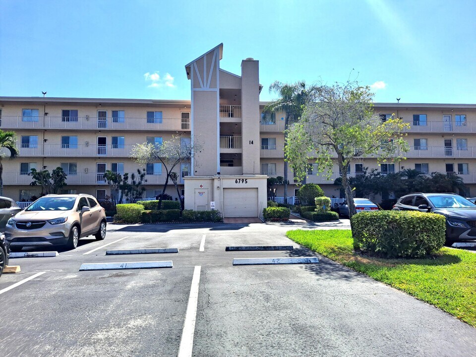 6795 Huntington Ln in Delray Beach, FL - Building Photo