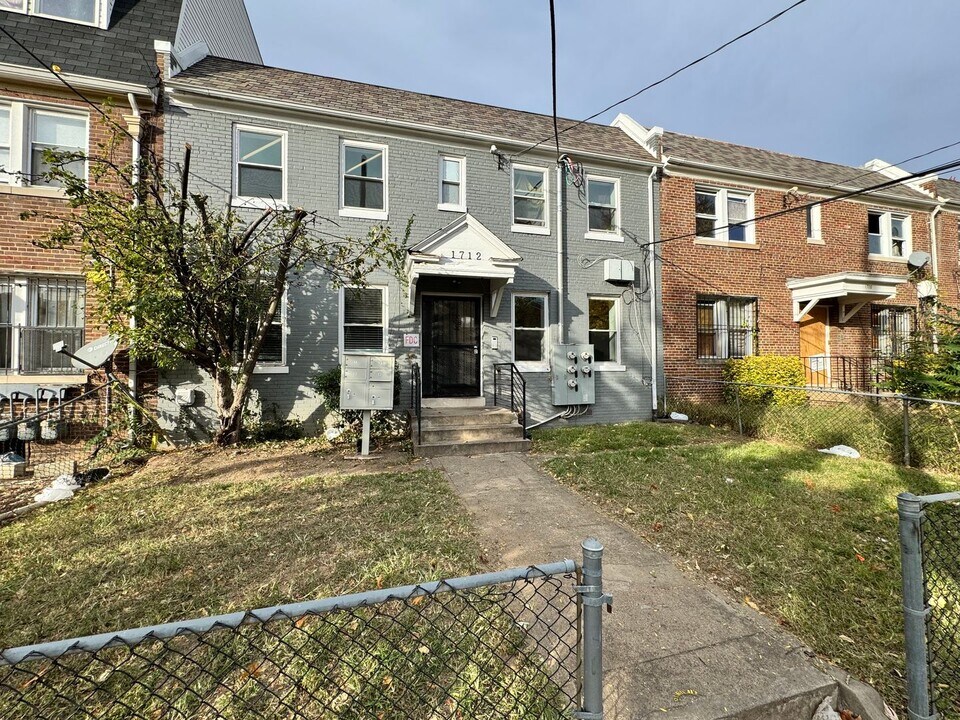 1712 R St SE in Washington, DC - Building Photo