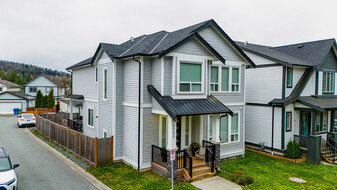 4500 Stephen Leacock Dr in Abbotsford, BC - Building Photo - Building Photo