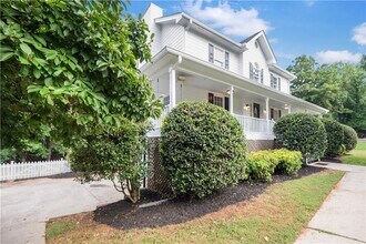 328 Deerwood Dr in Suwanee, GA - Building Photo - Building Photo