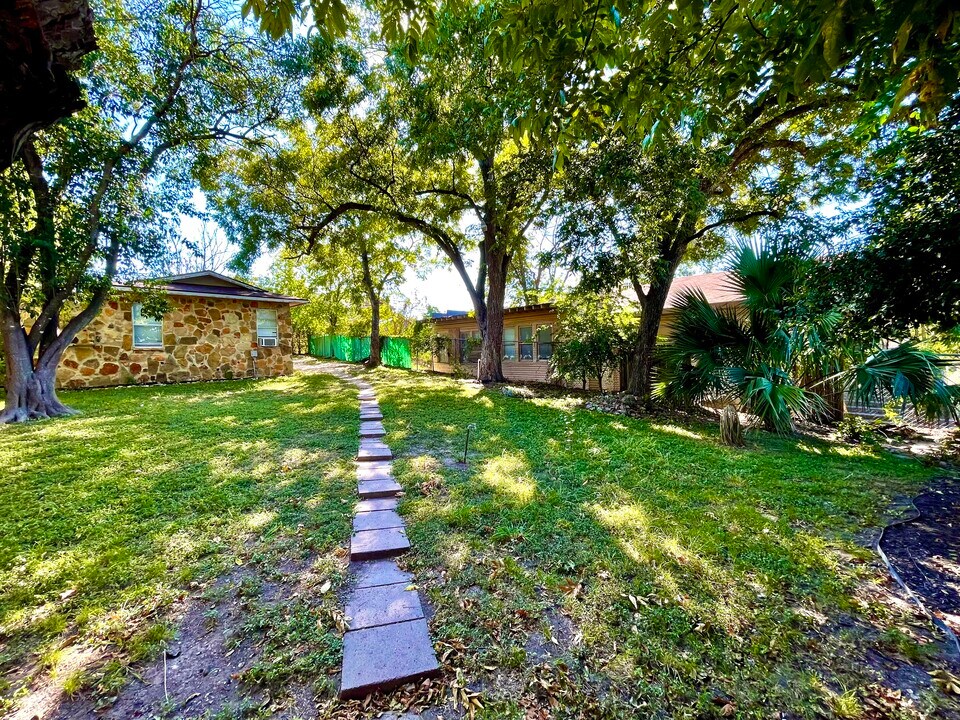 430 W Huisache Ave in San Antonio, TX - Foto de edificio