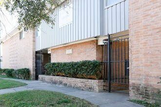 Skylane Apartments in Houston, TX - Building Photo - Building Photo