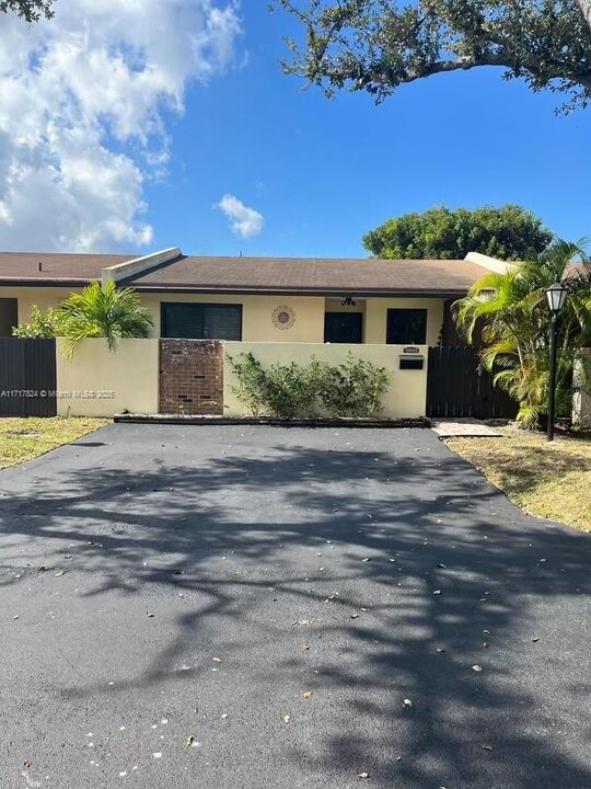 13920 Kendale Lakes Dr in Miami, FL - Building Photo