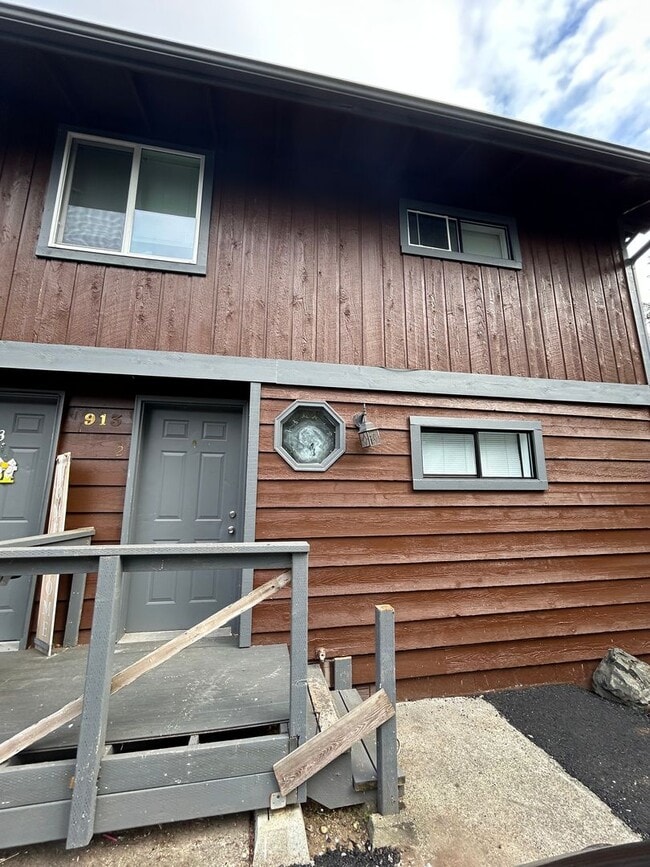 property at 913 Peters Pl SE