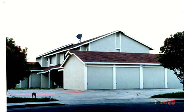 37111 Locust St in Newark, CA - Foto de edificio - Building Photo