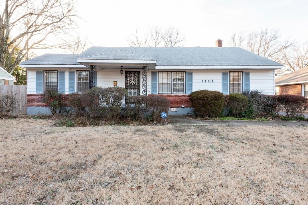 1191 Colonial Rd in Memphis, TN - Building Photo