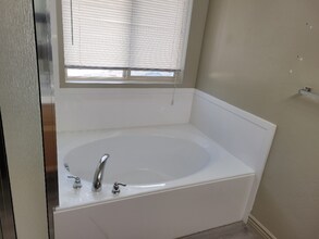 8200 6900 W in West Jordan, UT - Foto de edificio - Building Photo