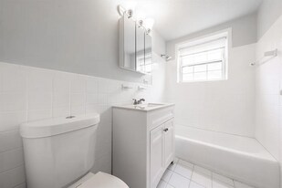 10 Colonial Village Dr in Arlington, MA - Building Photo