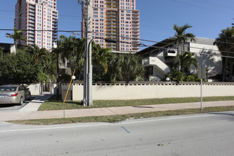 Cortleigh Apartments in Fort Lauderdale, FL - Building Photo - Building Photo