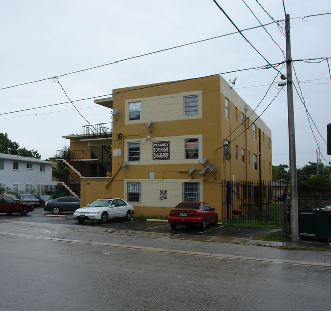 1261 NW 59th St in Miami, FL - Foto de edificio - Building Photo