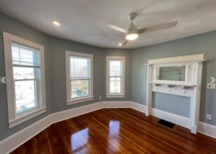 2 Mossland St, Unit 3 in Somerville, MA - Foto de edificio - Building Photo