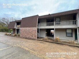 1390 W Wedington Dr in Fayetteville, AR - Building Photo