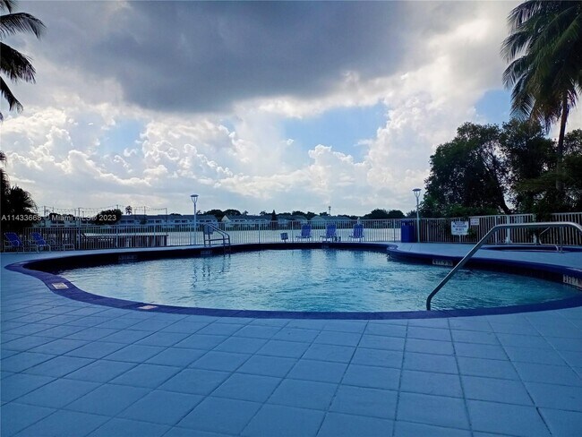 3477 NW 44th St, Unit 106 in Lauderdale Lakes, FL - Building Photo - Building Photo