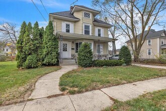 307 Pleasant St, Unit Upper in Mukwonago, WI - Foto de edificio - Building Photo