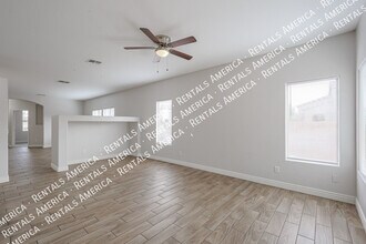 8805 W Hilton Ave in Tolleson, AZ - Foto de edificio - Building Photo