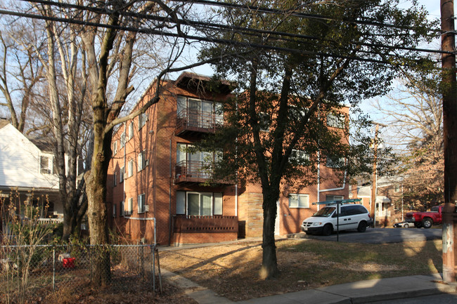 8240 Flower Ave in Takoma Park, MD - Foto de edificio - Building Photo