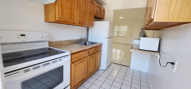 3670 SW 10th St in Miami, FL - Building Photo - Building Photo